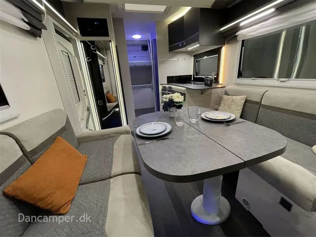 Billede 6 - 2021 - Chausson Titanium 720 Premium   Køjer samt stor dobbelt sænkeseng, 5-prs. 4 sovepladser m.mulighed for 5-6. Smart-lounge, indbygget gasfyldeflaske, markise, cykelholder, 170Hk - Aut.