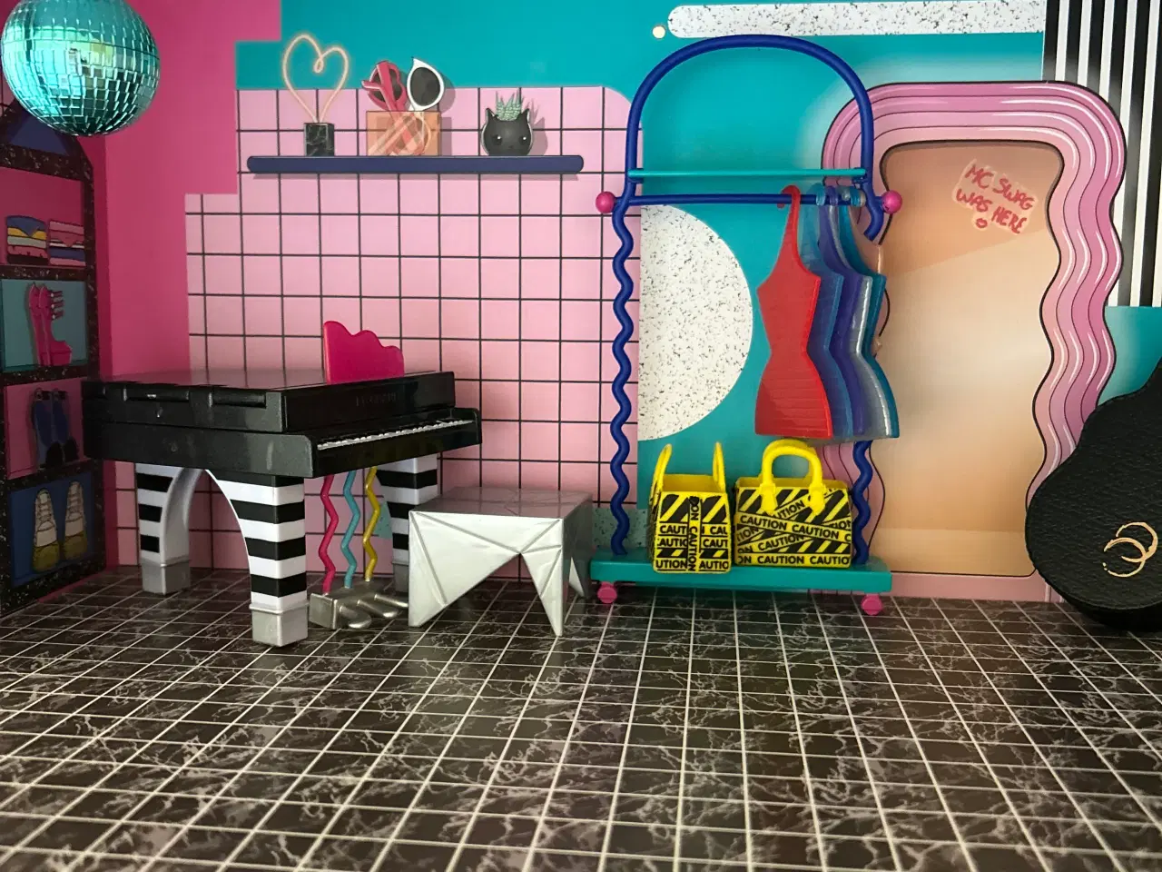 Billede 4 - L.O.L. Surprise dukkehus med møbler