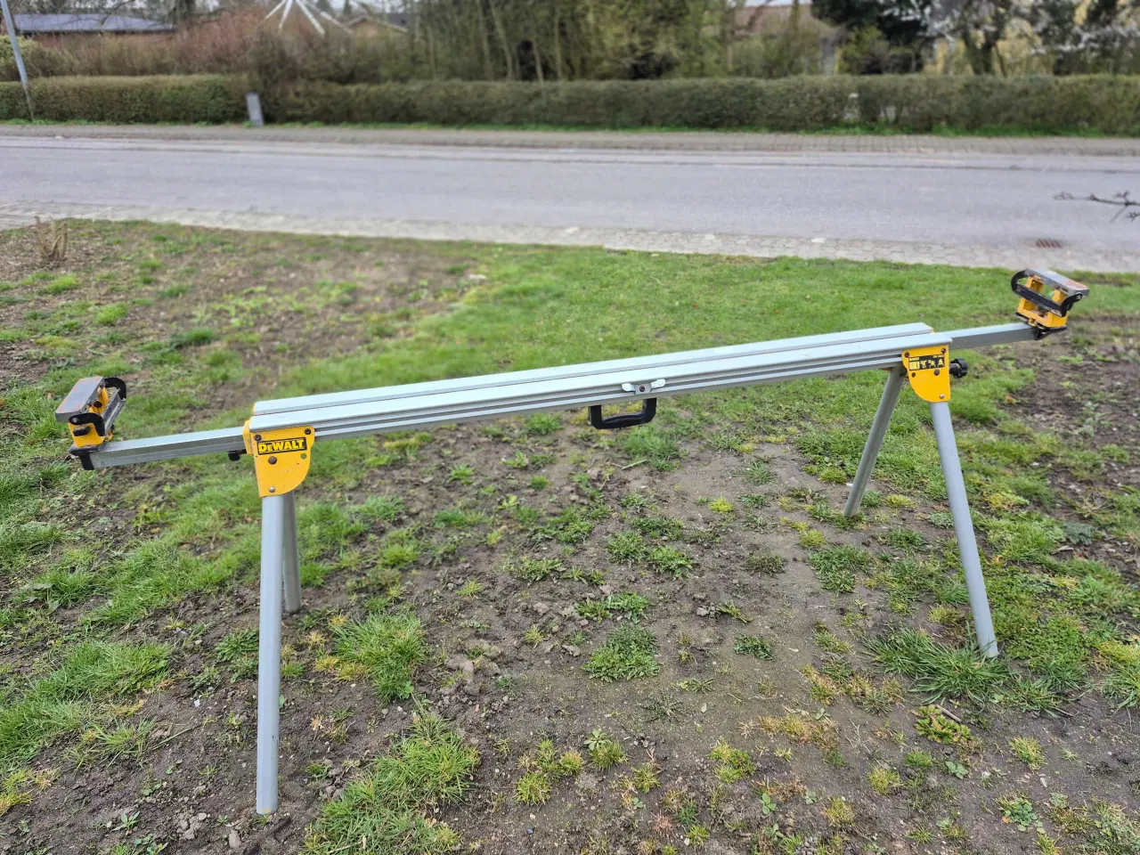 Billede 2 - Dewalt arbejdsbord til kap/gerings sav lang model.