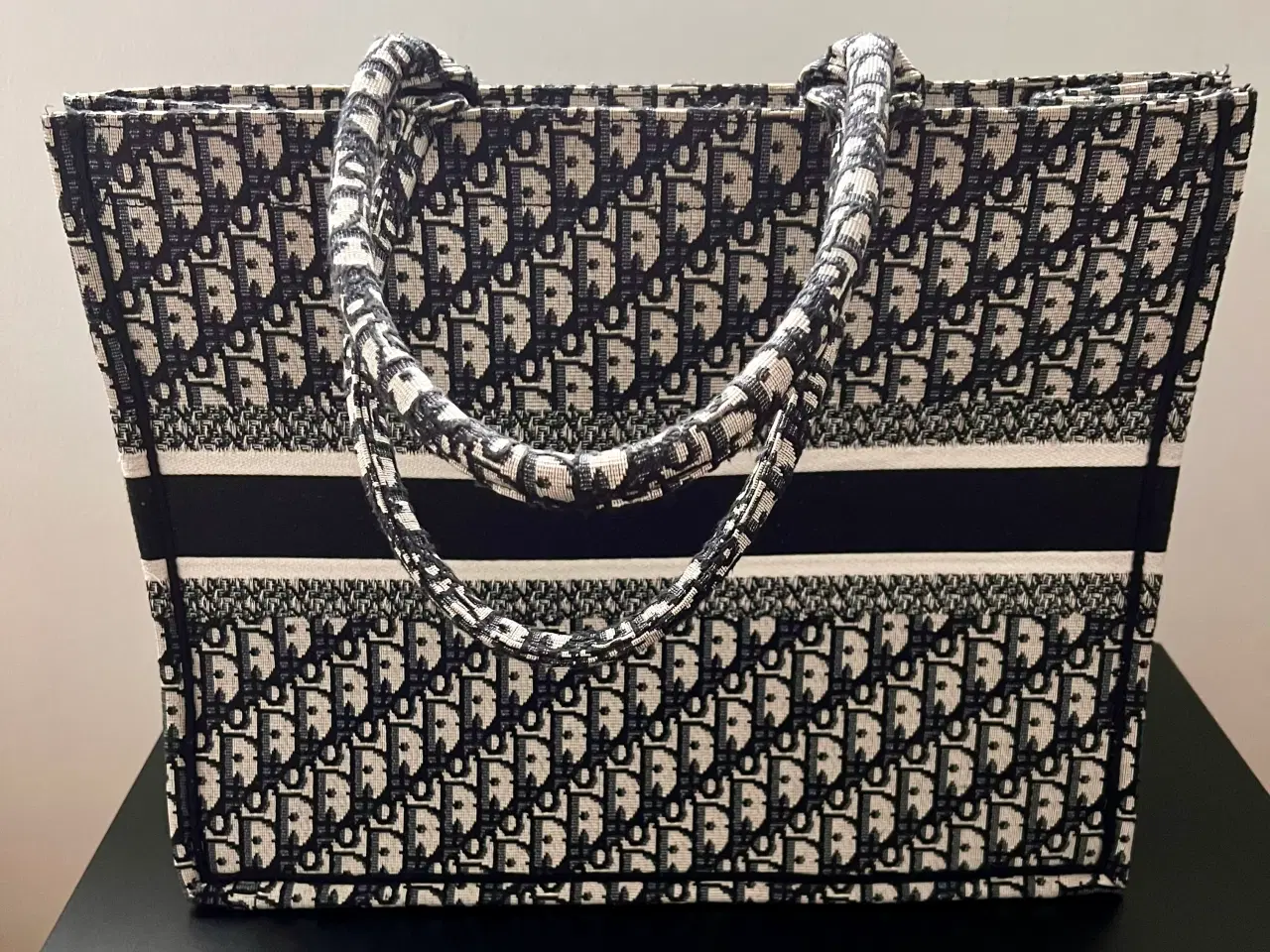 Billede 2 - Fin stof taske til kvinde med mønstret design. 