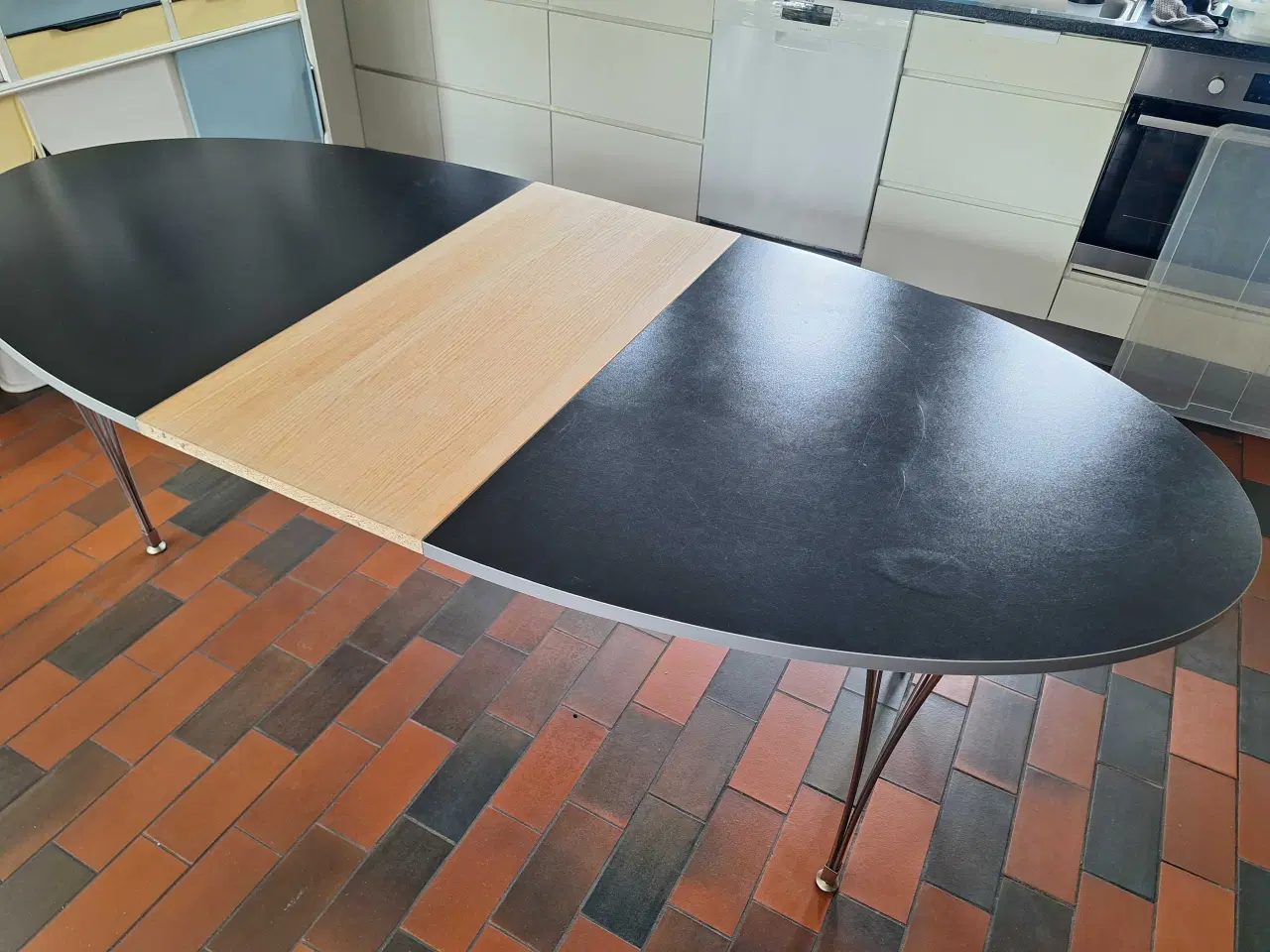 Billede 2 - Ovalt spisebord med tillægsplade