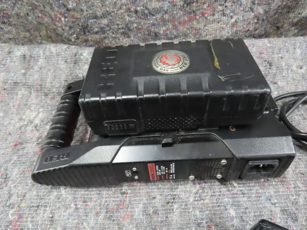 Billede 2 - 4 stk. Batterier og oplader - RED (MOMSFRI)