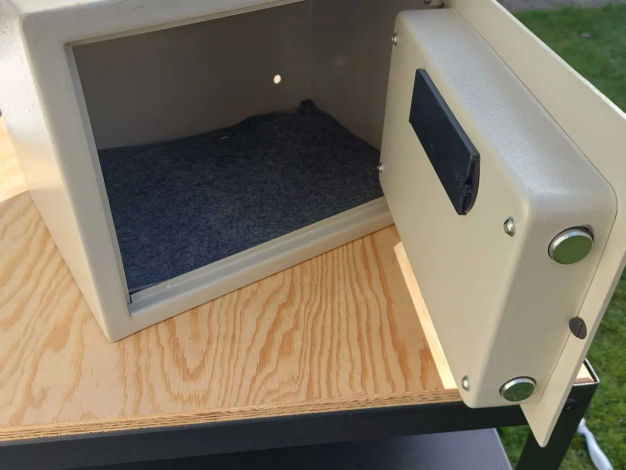 Billede 2 - Værdiboks i stål med nøgle og kodelås