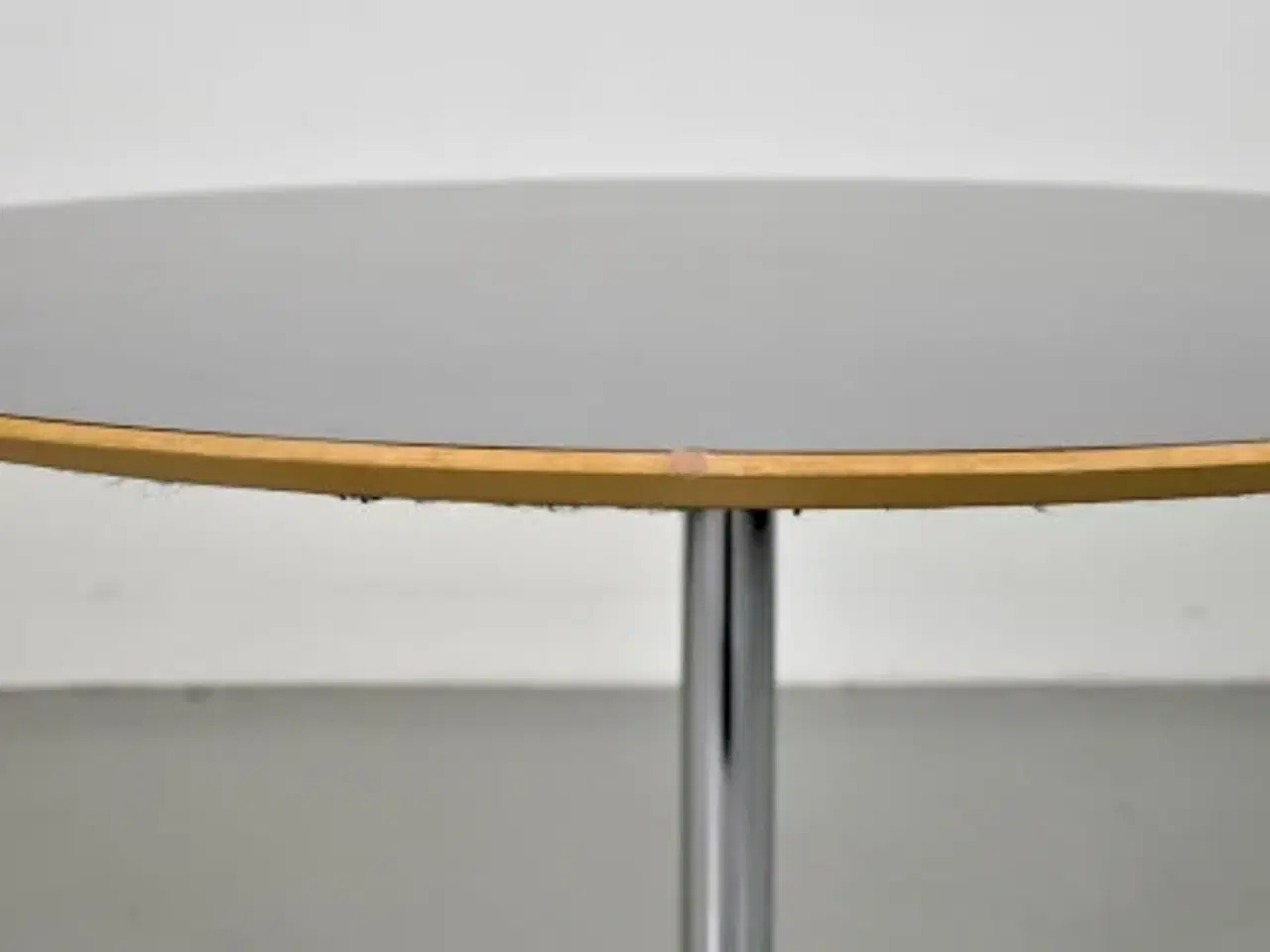 Billede 7 - Rundt cafébord med grå laminat og filt på undersiden