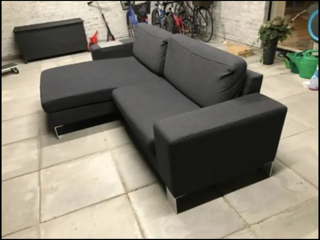 Billede 3 - Chaiselong sofa venstrevendt i mørk grå stof.