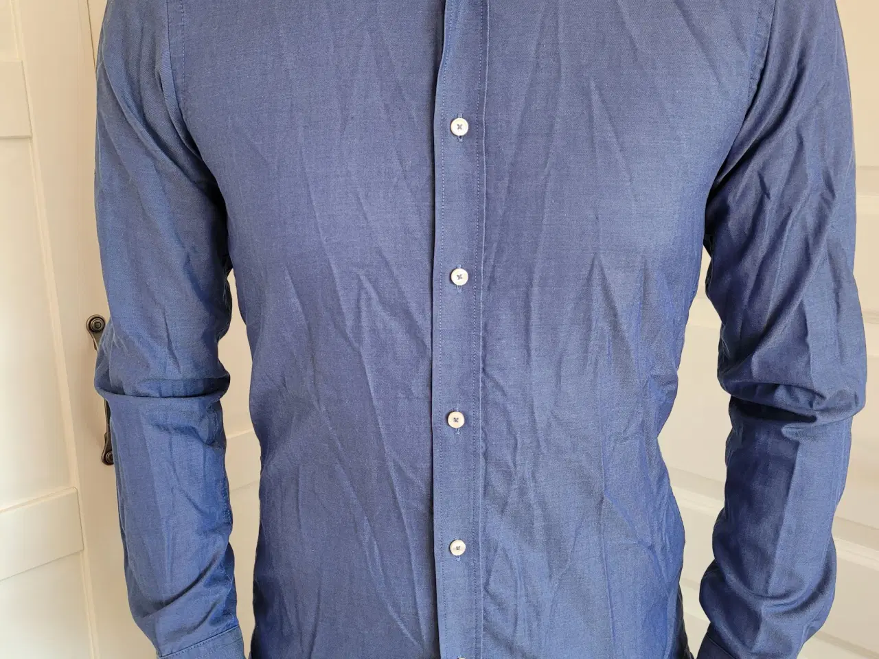 Billede 1 - Fin, mørkeblå skjorte fra mærket Bertoni