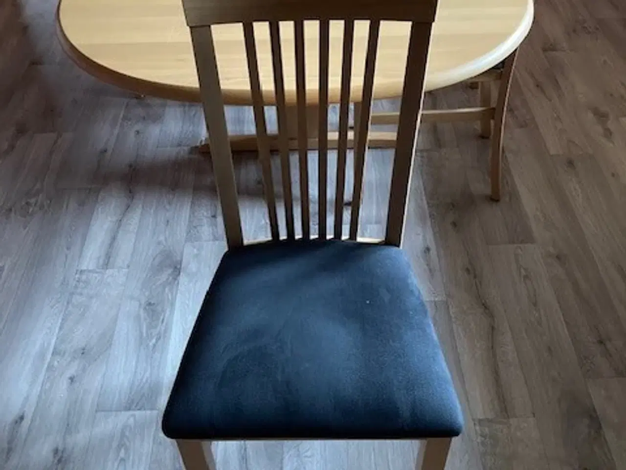 Billede 5 - Køkkenbord i lakeret bøg med seks stole