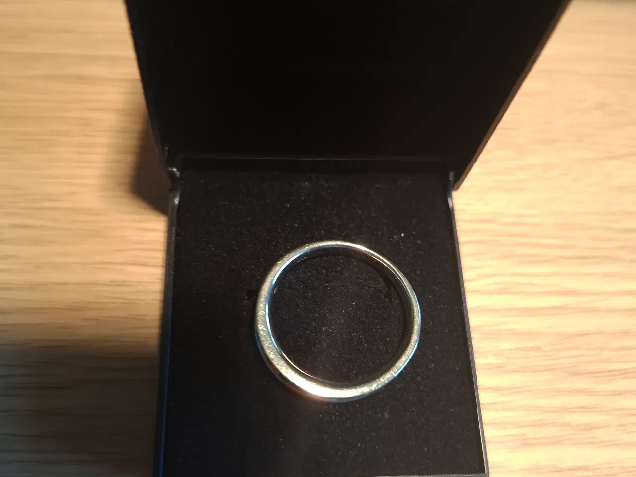 Billede 6 - 14 kt .Hvidguldsring med brillianter