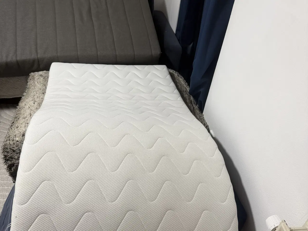 Billede 4 - Helt ny elevationseng + 2 madrasser – GOD PRIS