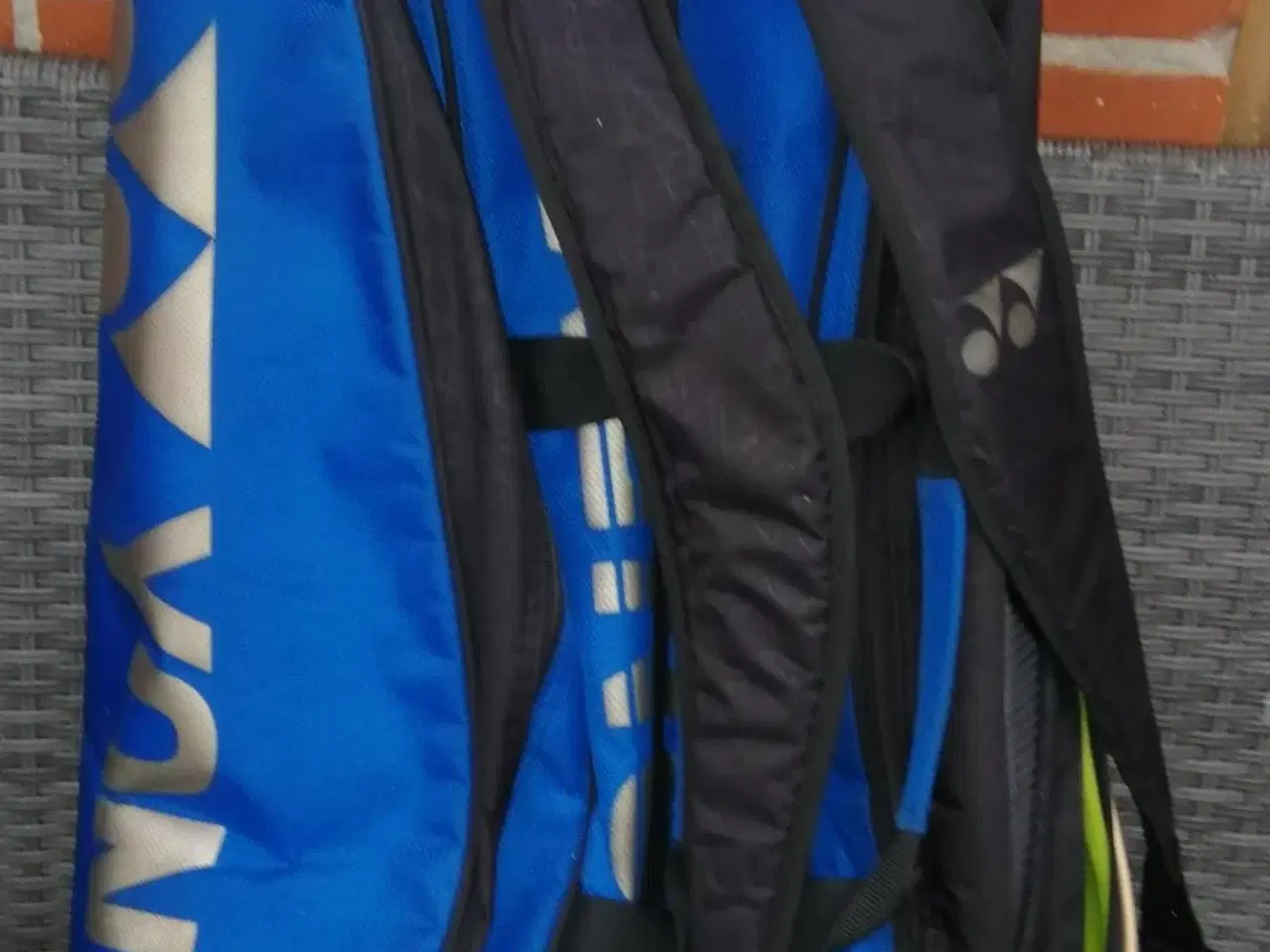 Billede 2 - YONEX TENNIS TASKE, 3 STORE RUM, FLOT STAND