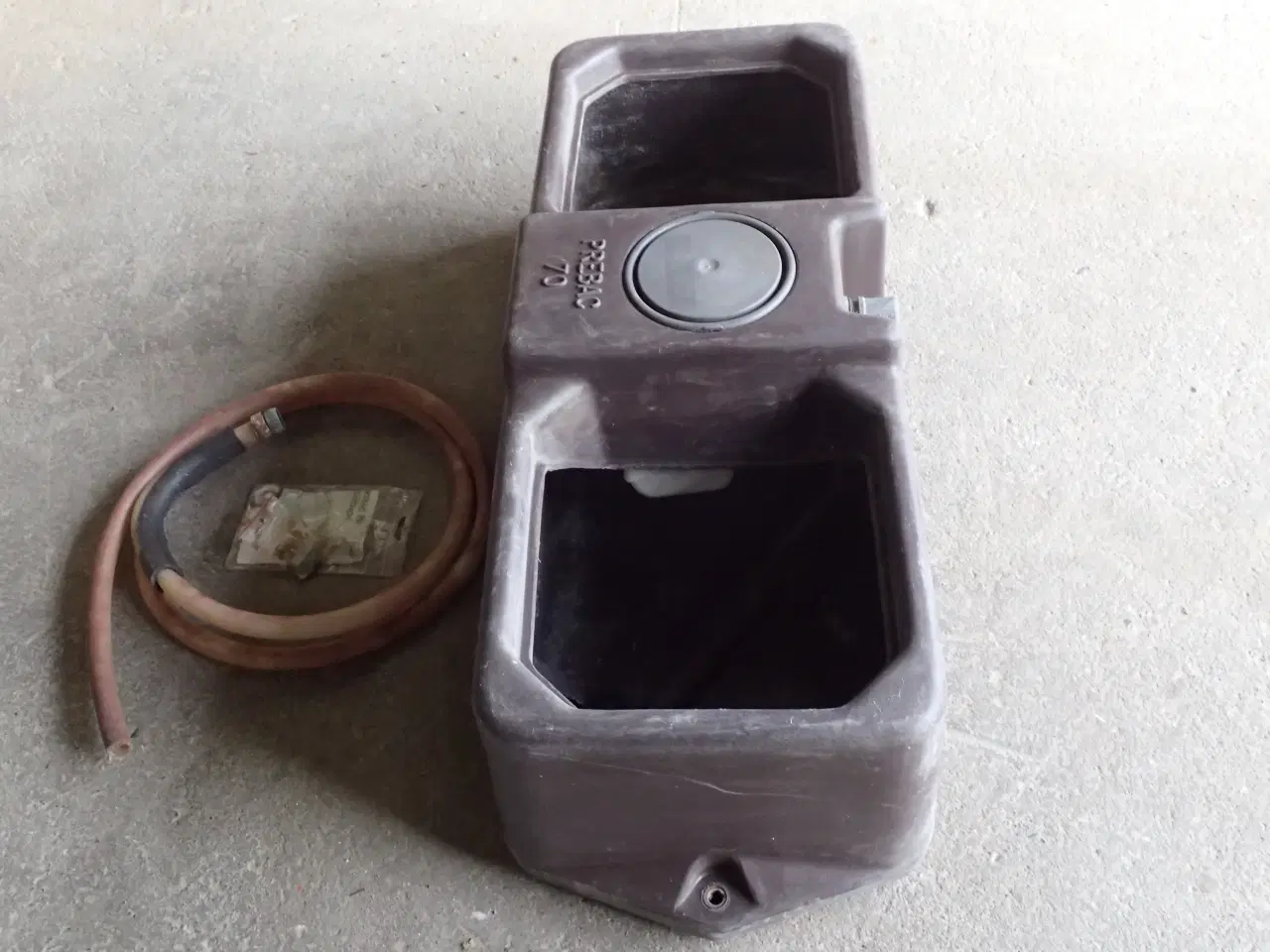 Billede 5 - Vandtrug 70 liter med svømmer.                 