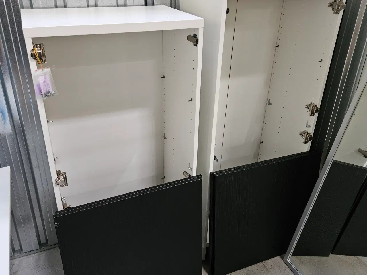 Billede 4 - Ikea justerbar skrivebord og 5 Bestå reoler 