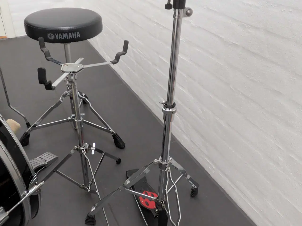 Billede 4 - Meget velholdt trommesæt med 2 bækkener