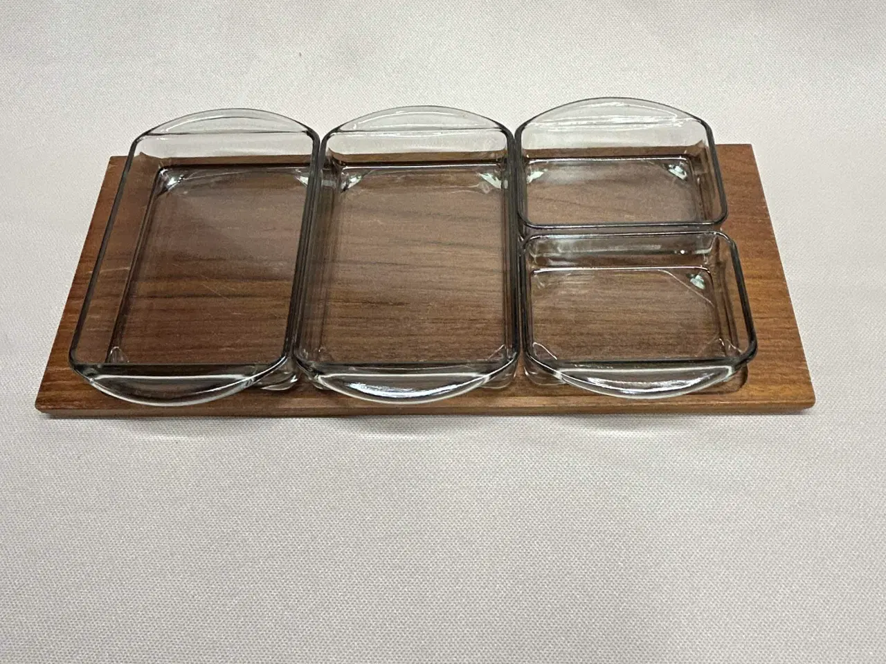 Billede 1 - Smukt retro kabaretfad i teak og røgfarvet glas.