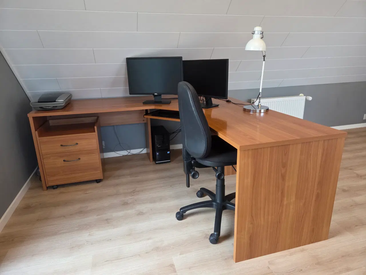 Billede 2 - Stort skrivebord. Vinkel model med skuffemodul.