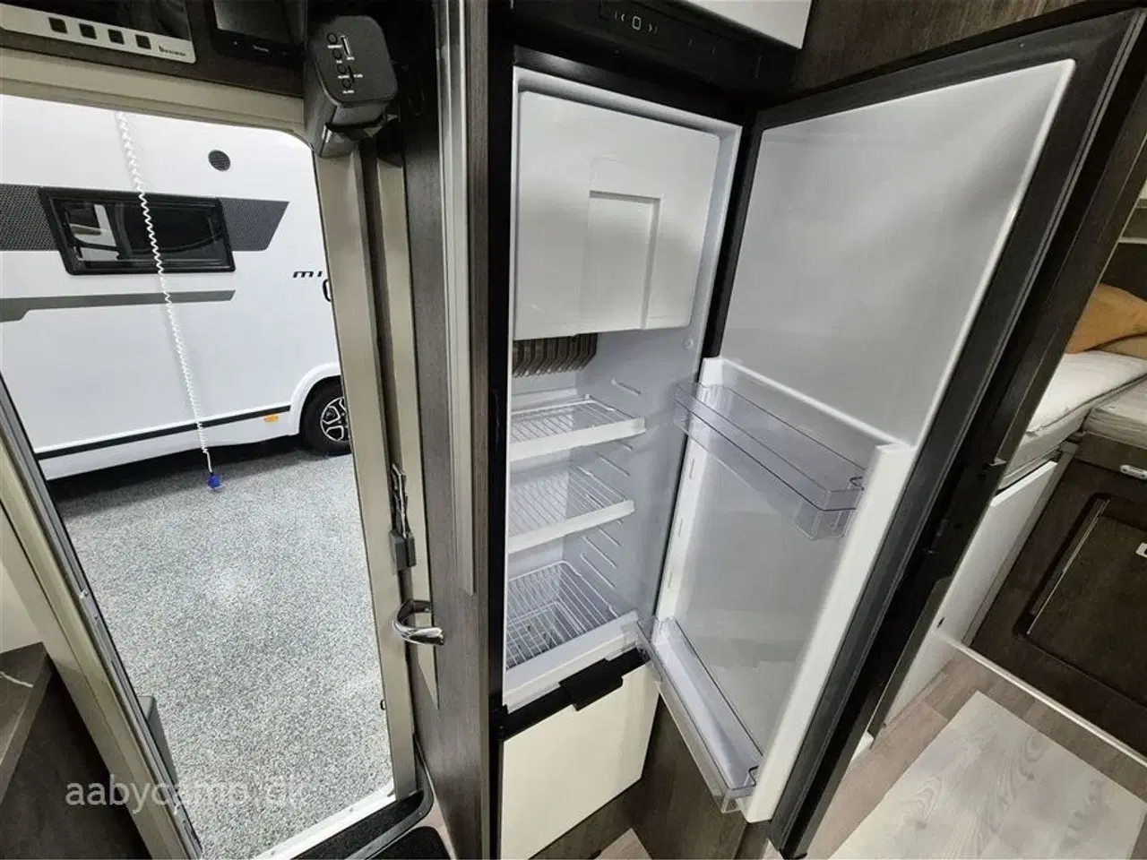 Billede 14 - 2024 - Benimar Tessoro T463 Special Edition   Nk. pakke. Automatgear. solceller. markise. to stk. 95Ah Batterier. smart tv med soundbar. lyse lædersæder.  KUN 16000 KM!!!