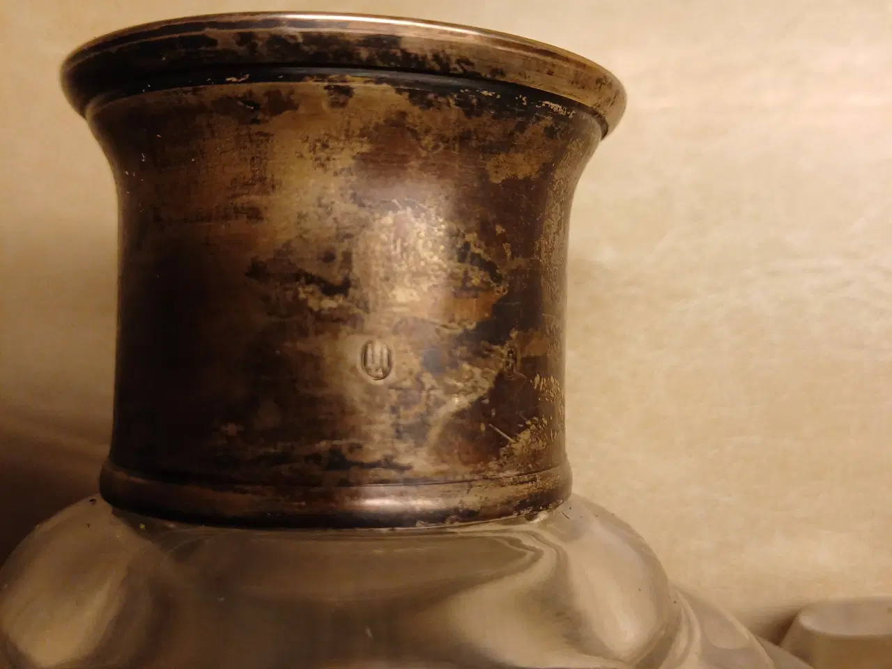 Billede 2 - Glas karaffel med mønster og tretårnet sølvkrave