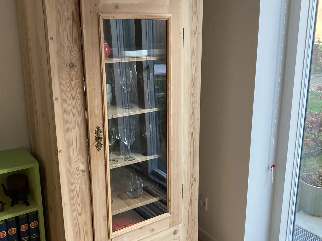 Billede 2 - Fyrretræsskab med glaslåge