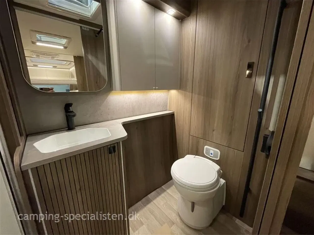 Billede 15 - 2026 - Kabe Imperial 630 TDL E8 Kabe Imperial 630 TDL E8 KS spejlvendt model 2026 kan nu opleves hos Camping-Specialisten