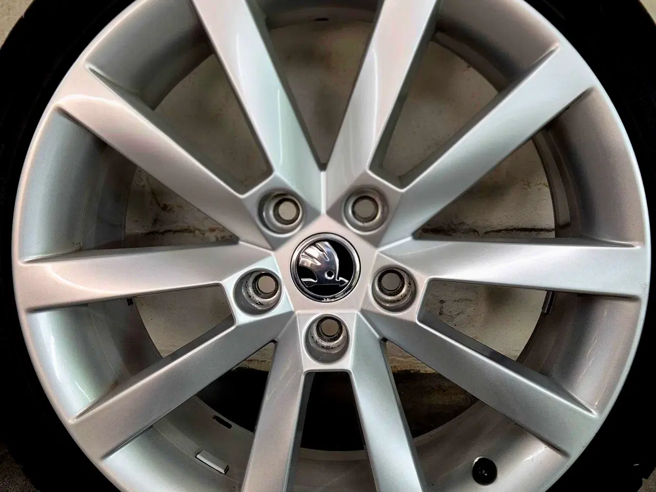 Billede 9 - SKODA 18" ORIGINAL ALUFÆLGE MED NYE SOMMERDÆK 5x11