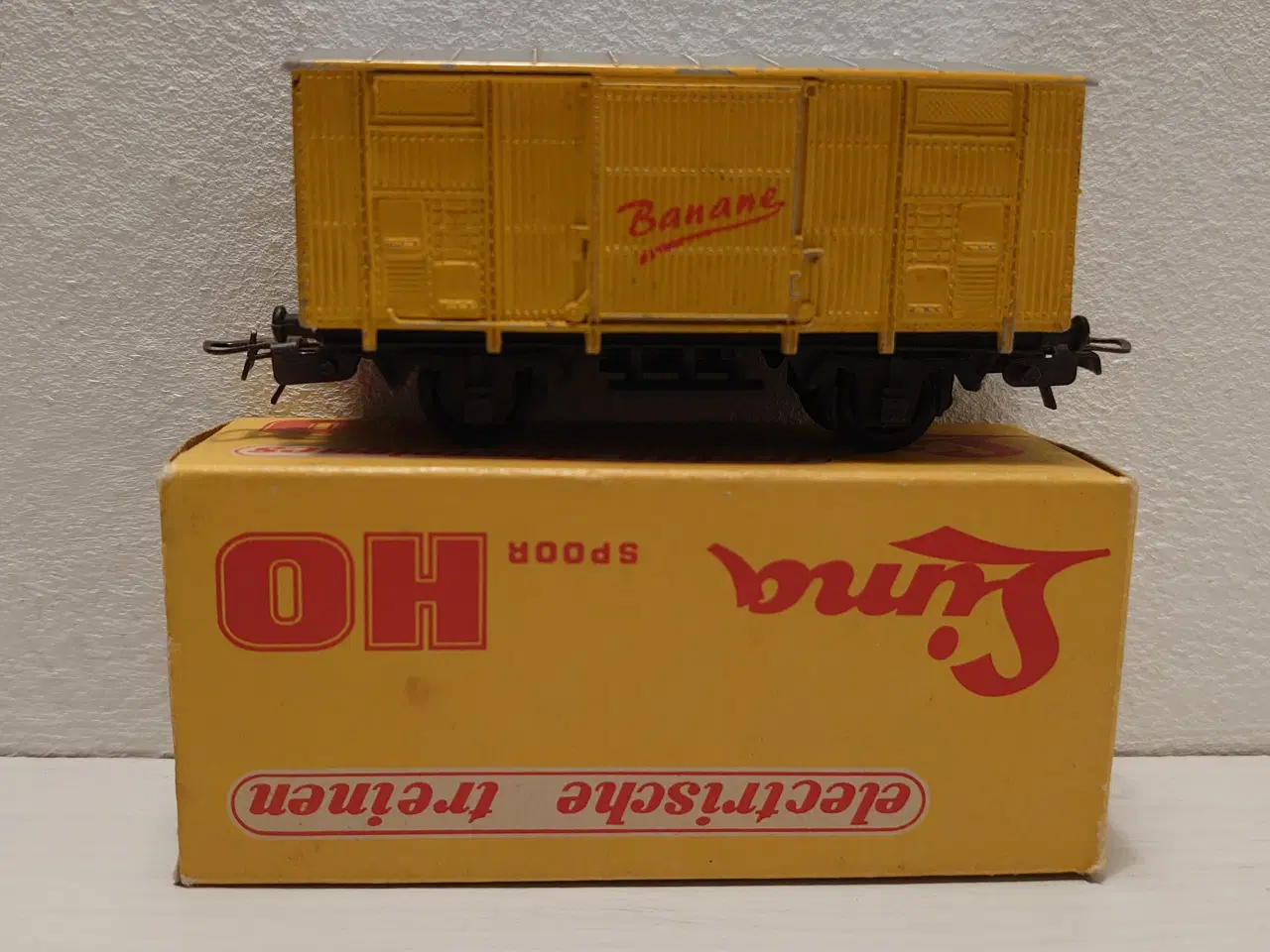 Billede 2 - Modeltog :Lima godsvogn påskrevet"Banane" skala H0
