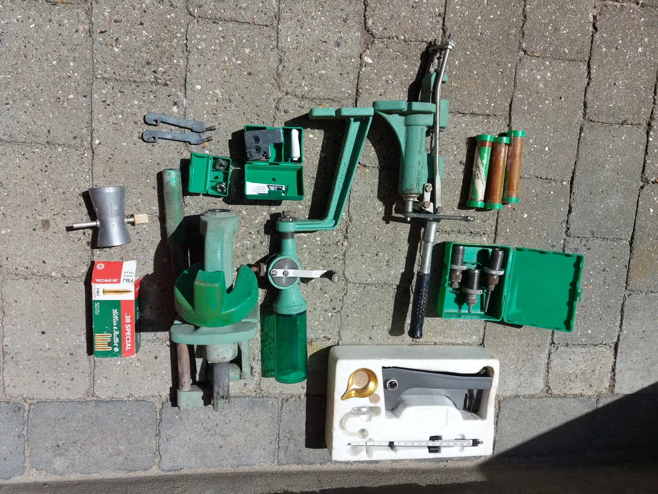 Billede 1 - Genladnings udstyr og diverse geværer.