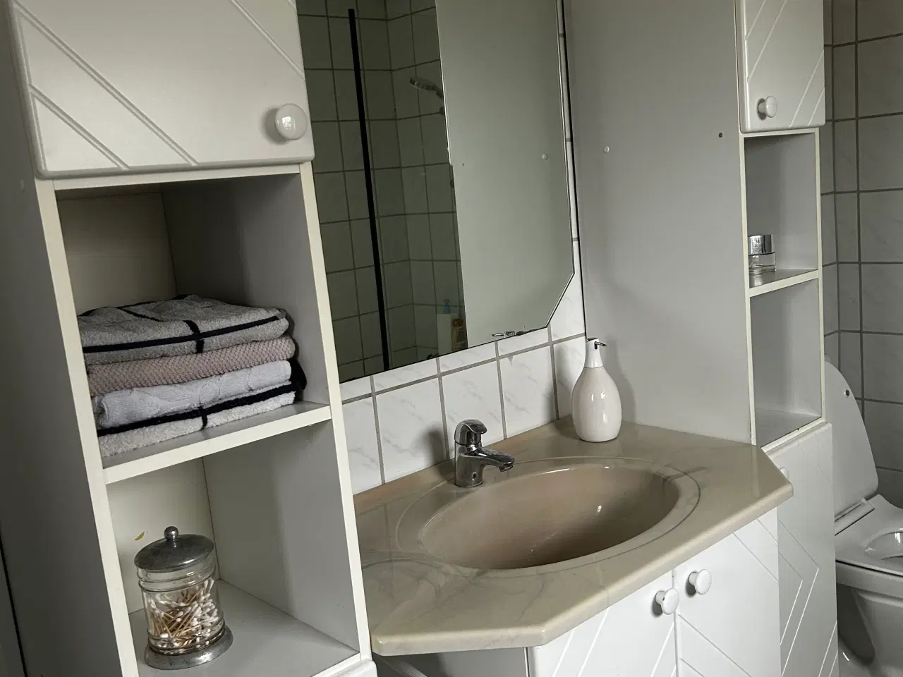 Billede 1 - Badeværelse miljø med højskabe