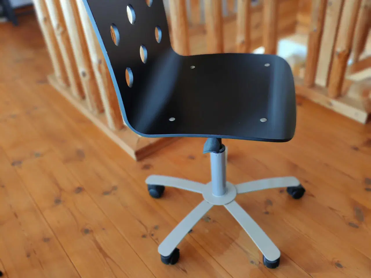 Billede 3 - Skrivebord, 2 skamler og kontorstol