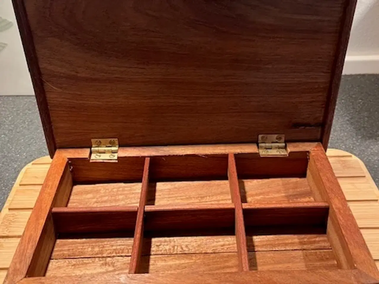 Billede 3 - Gedigent håndværk – Smukt træskrin med 6 rum