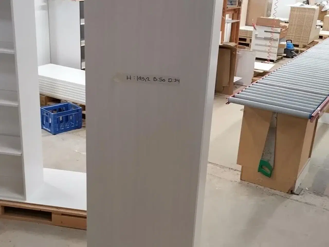 Billede 1 - 4 stk. usamlet højskabe H: 195,2 x B: 50 x D: 34,0 med låge og 16 hylder