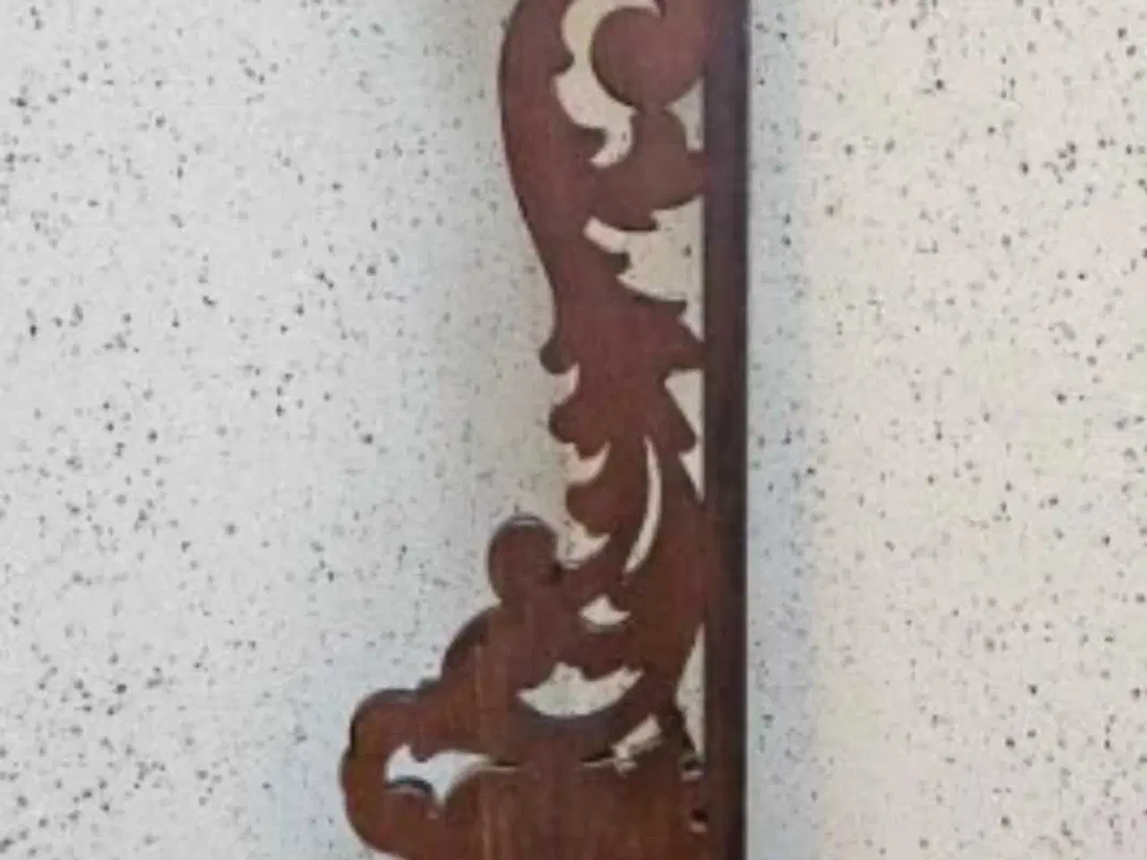 Billede 13 - Udskåren træværk med våbenskjold 