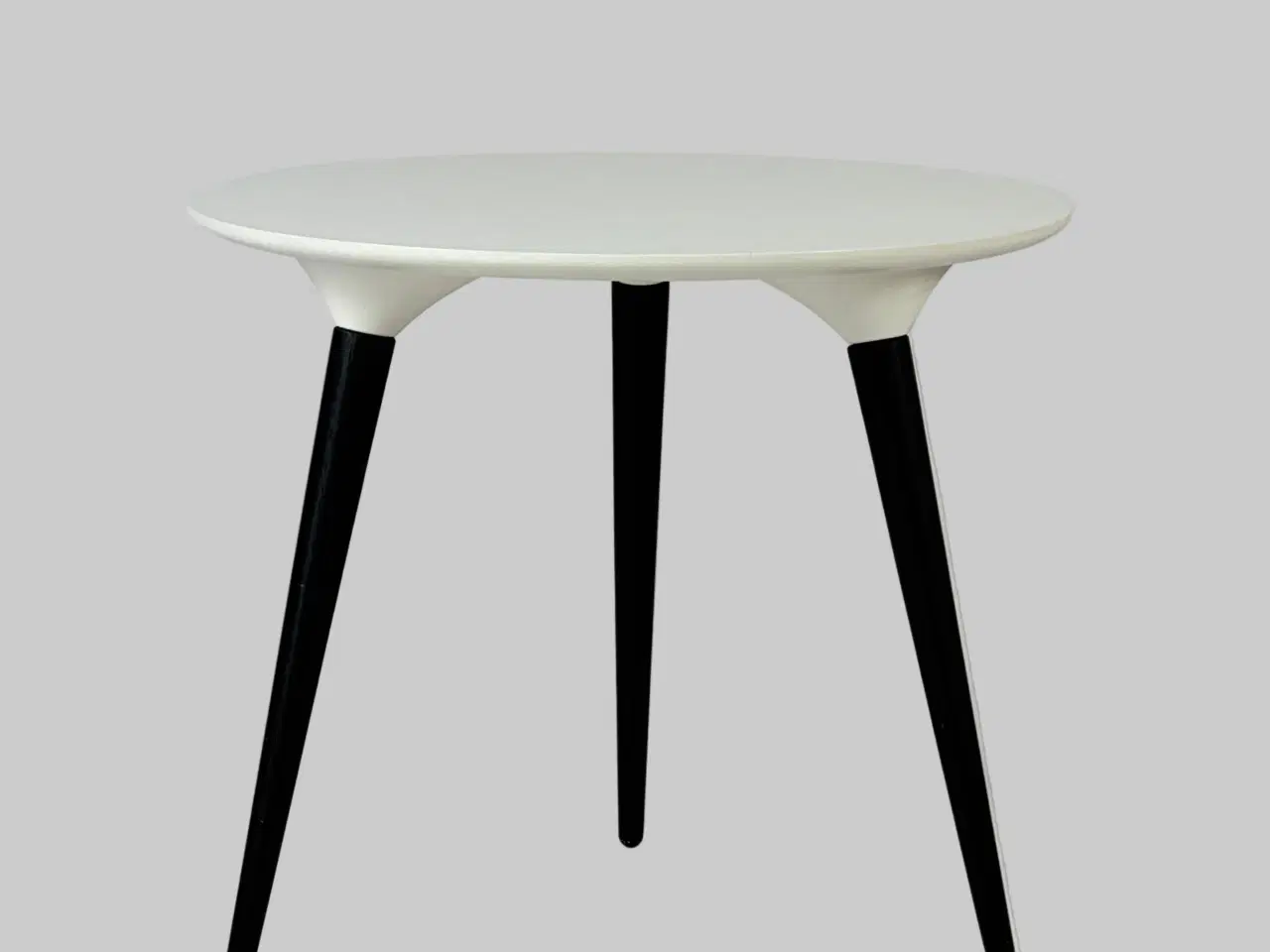 Billede 3 - Fredericia Furniture Icicle Sofabord – Hvid/Sort Stel Ø50cm