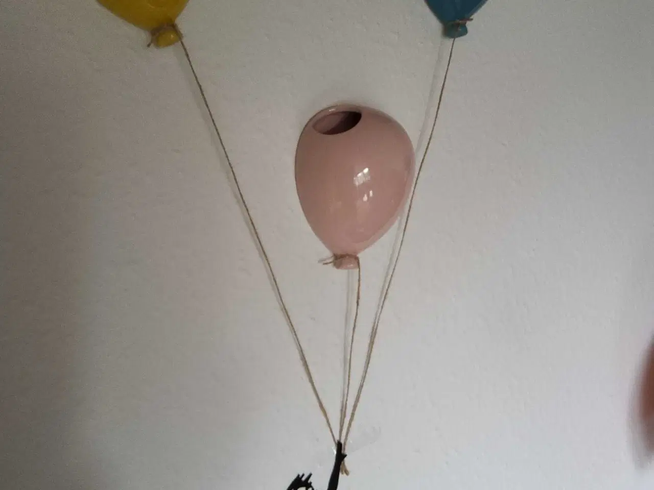 Billede 2 - Pige med 3 ballon keramik vaser 