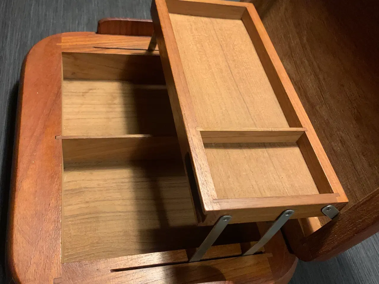 Billede 3 - Teaktræ. Ét skrin i teaktræ. Mål. 33 x 22 . Virkel