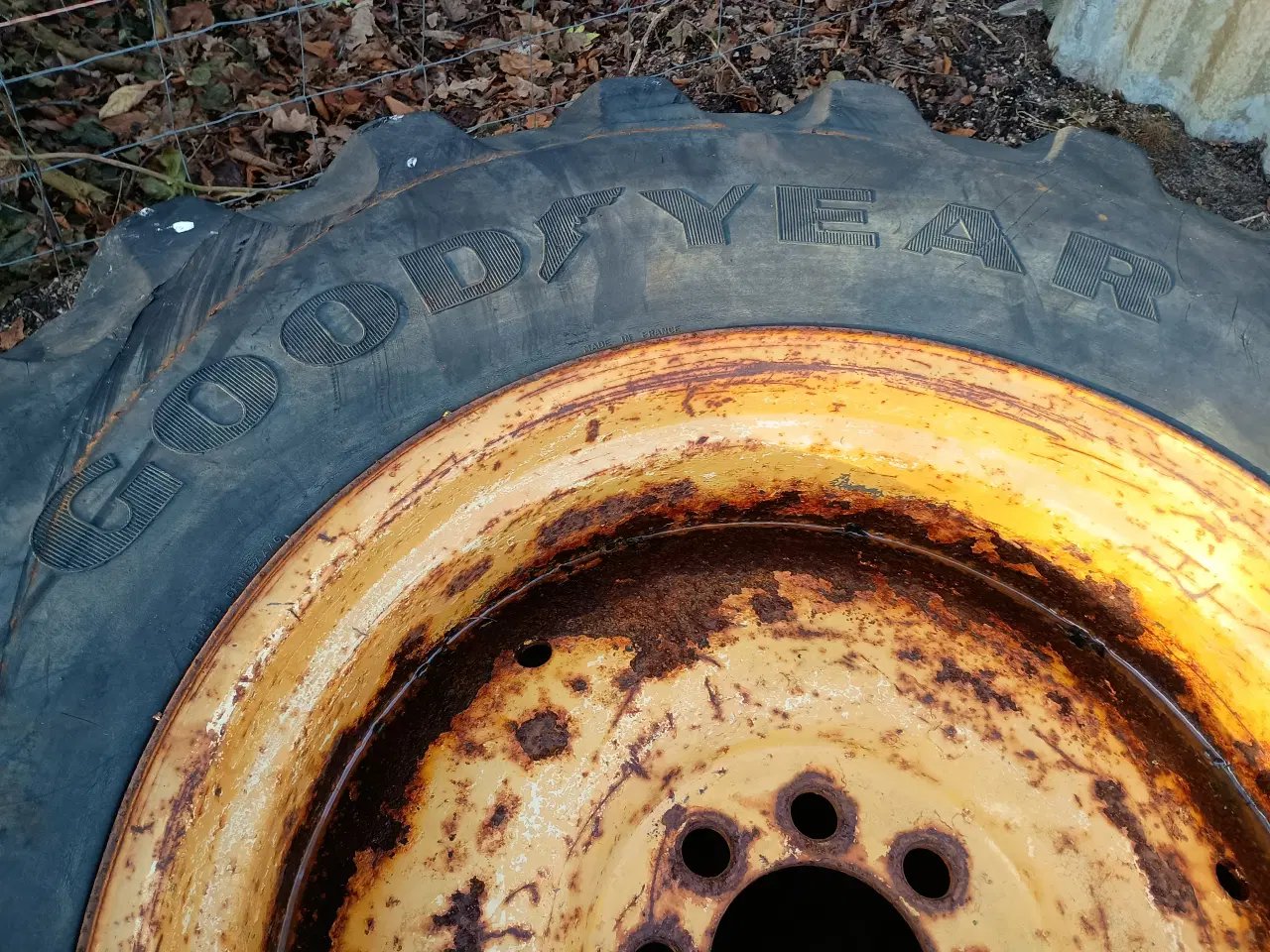 Billede 3 - 28 tommer bagdæk til gravemaskine 