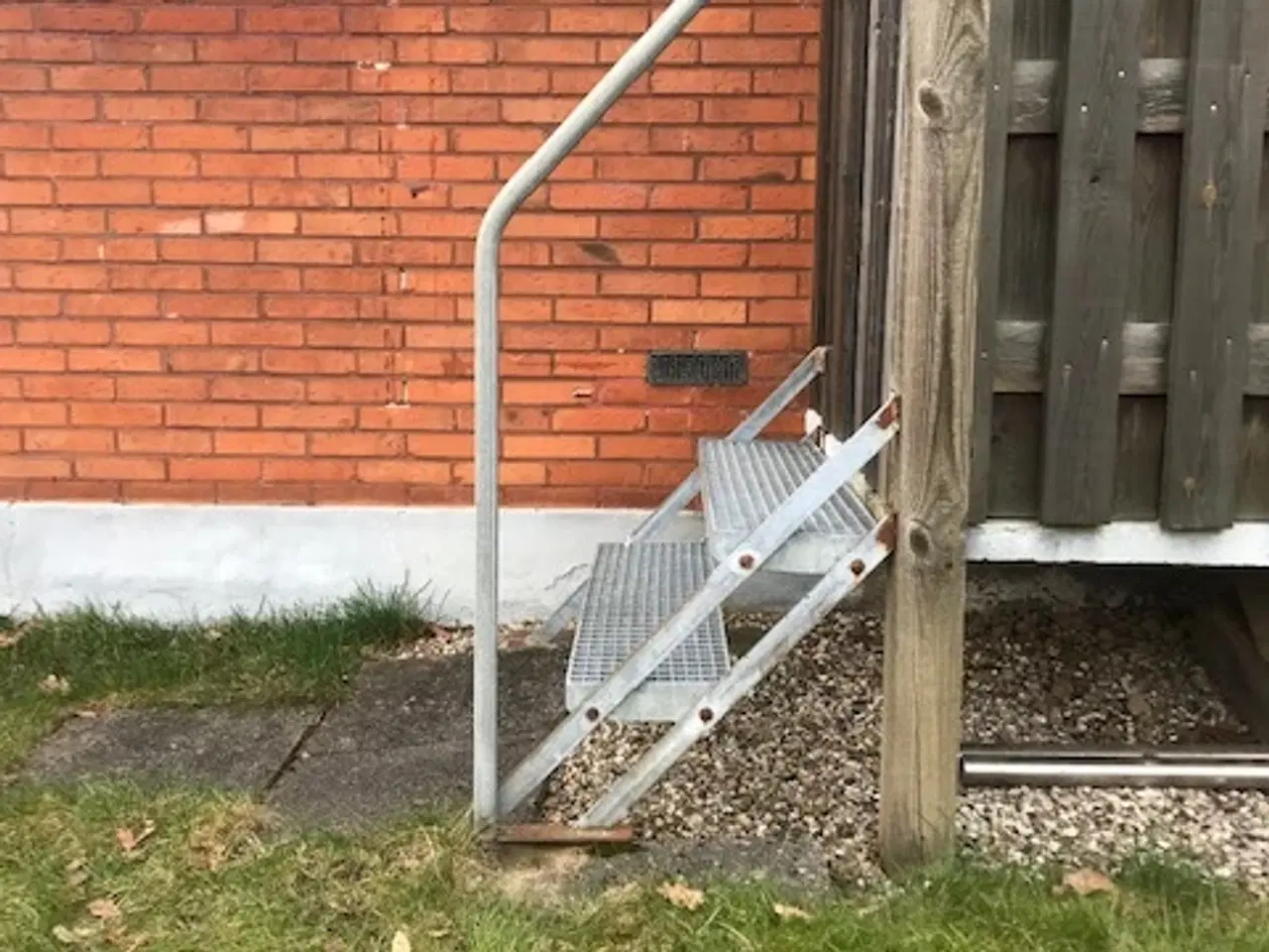 Billede 4 - 2 Trins galv. gitterjern trappe med gelænder