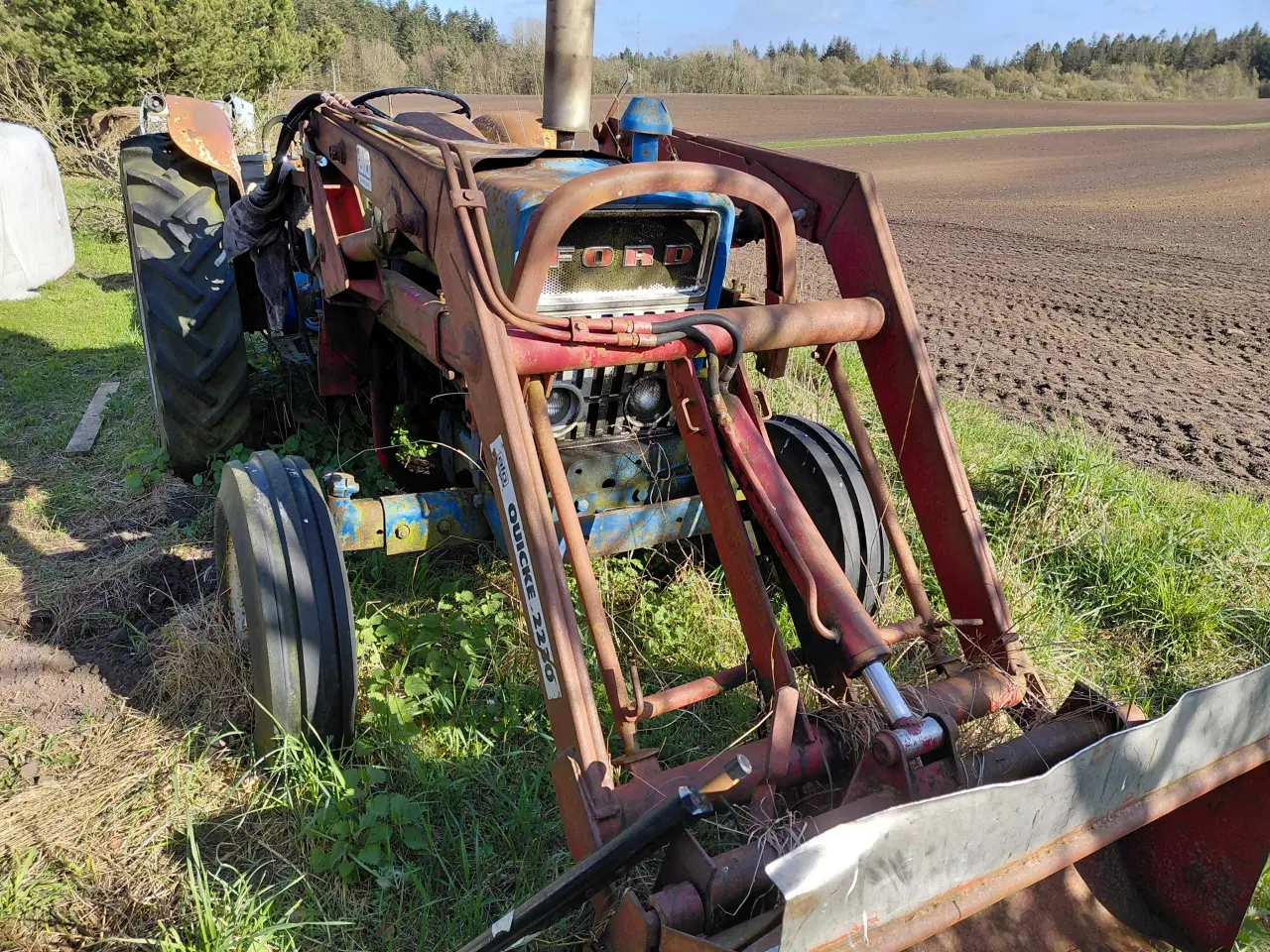 Billede 2 - Ford 4000, redskaber og kornvogne