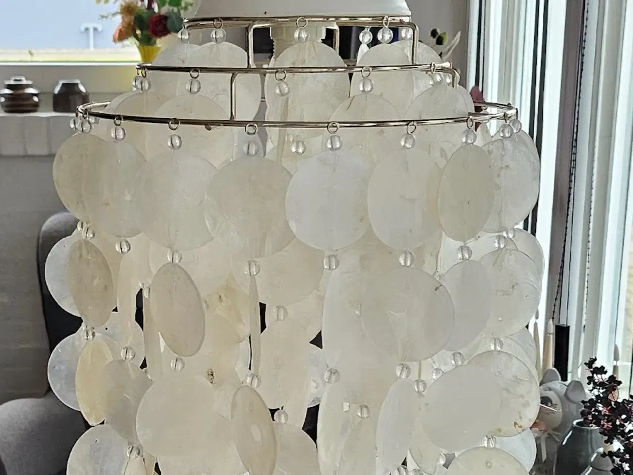 Billede 2 - MUSLINGELAMPE, 1960/70'erne, flot med lyse perler.