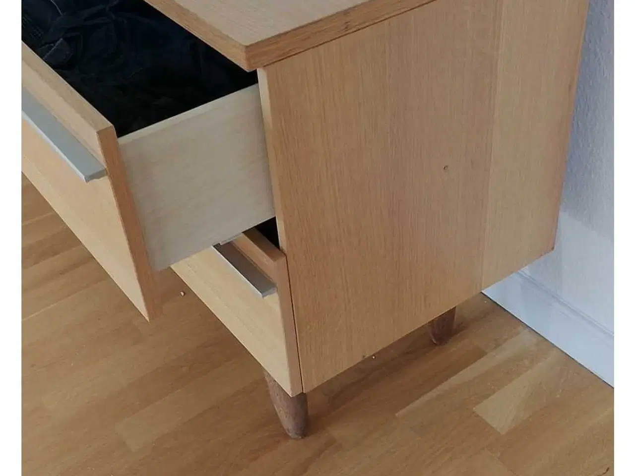 Billede 2 - Elegant og velholdt egetræs skænk sælges 