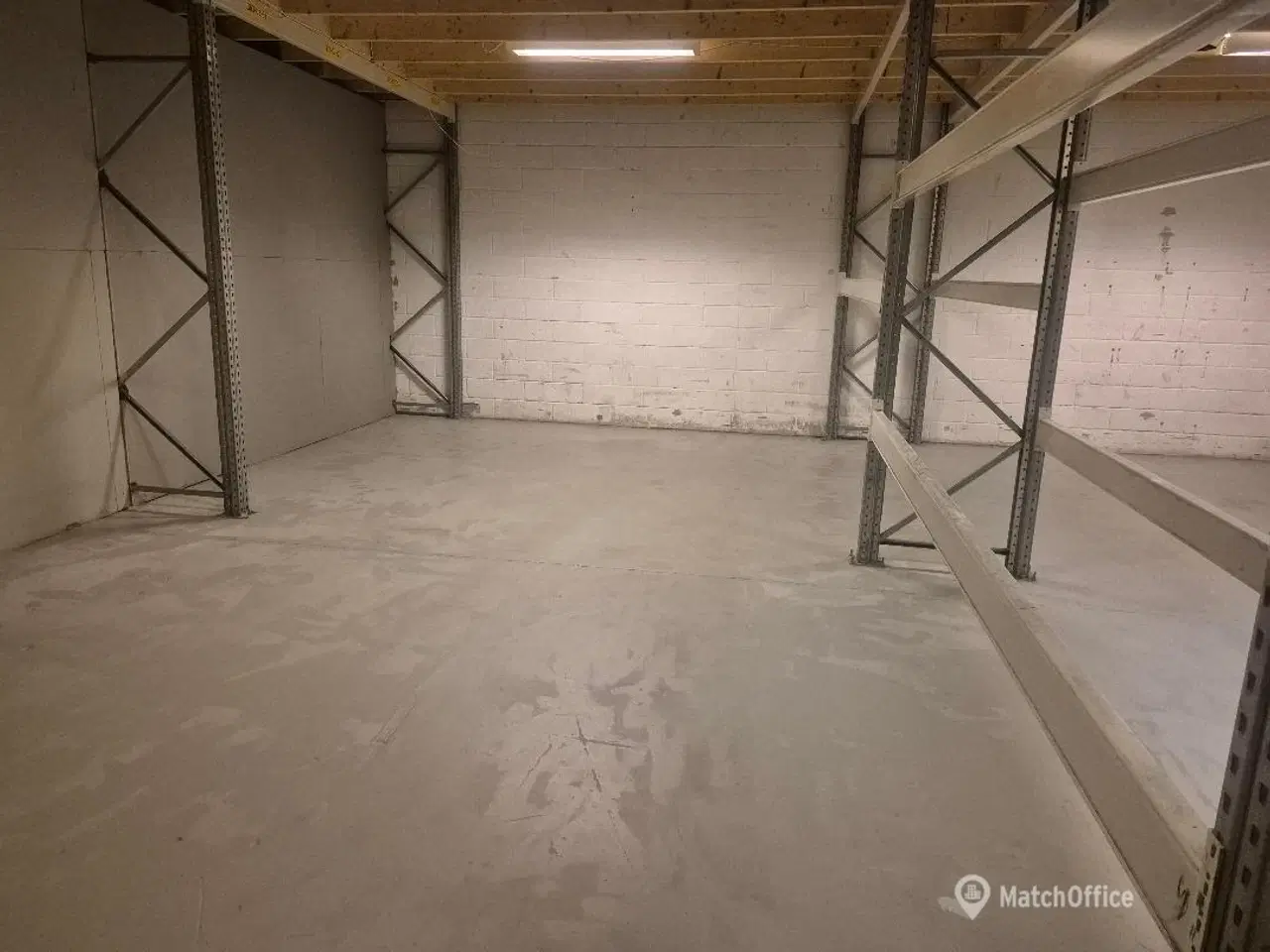 Billede 1 - Lager med stor port. let adgang m. palleløfter/truck/bil - plan med jord. - 198m2