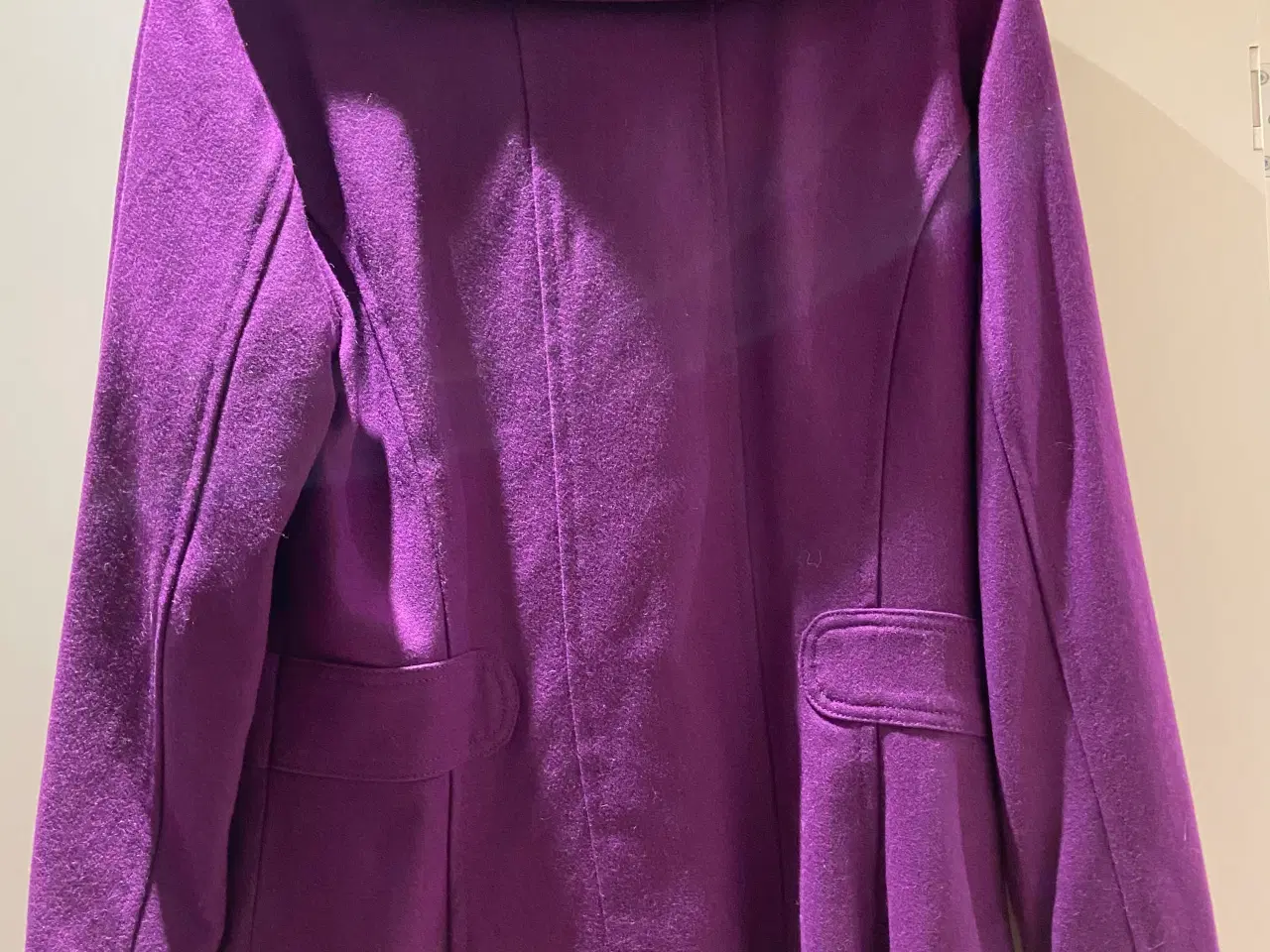 Billede 3 - Jakke lilla med sorte knapper