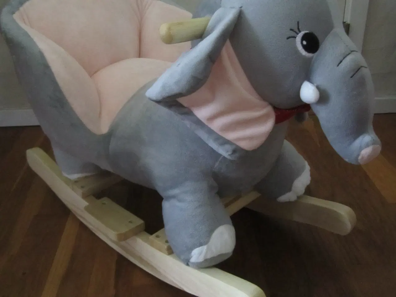 Billede 2 - NY. ELEFANT GYNGEHEST.