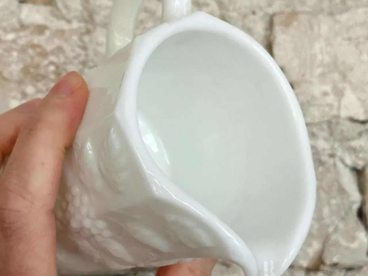 Billede 7 - Flødekande, opalineglas, kantet med vindrueranker
