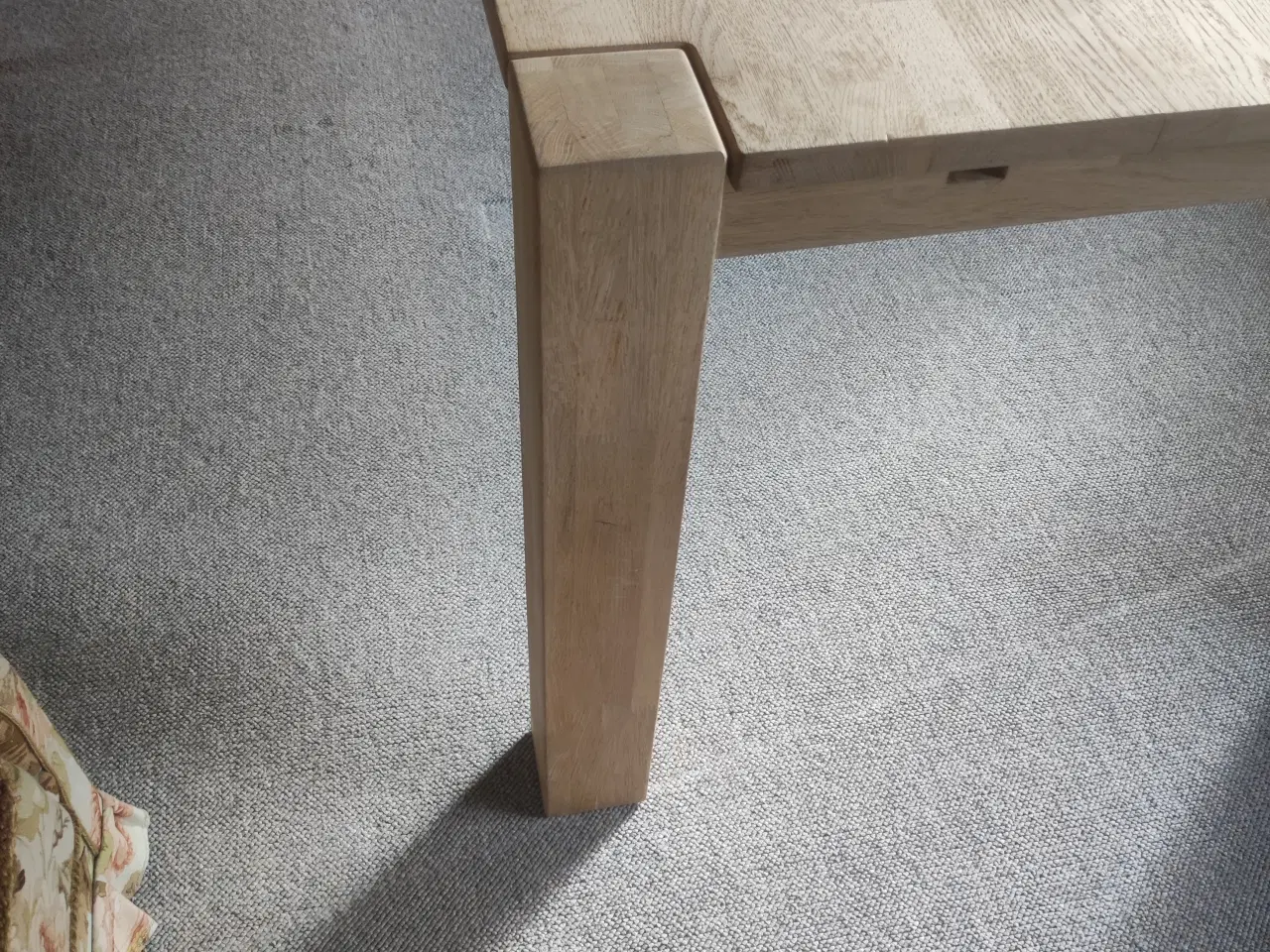 Billede 5 - Spisebord i massiv egetræ med 1 tillægsplader på 6