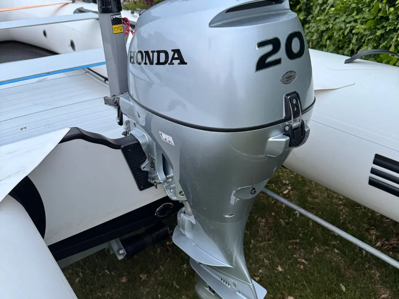 Billede 4 - Lækker stor gummibåd med 20 HK motor og trailer