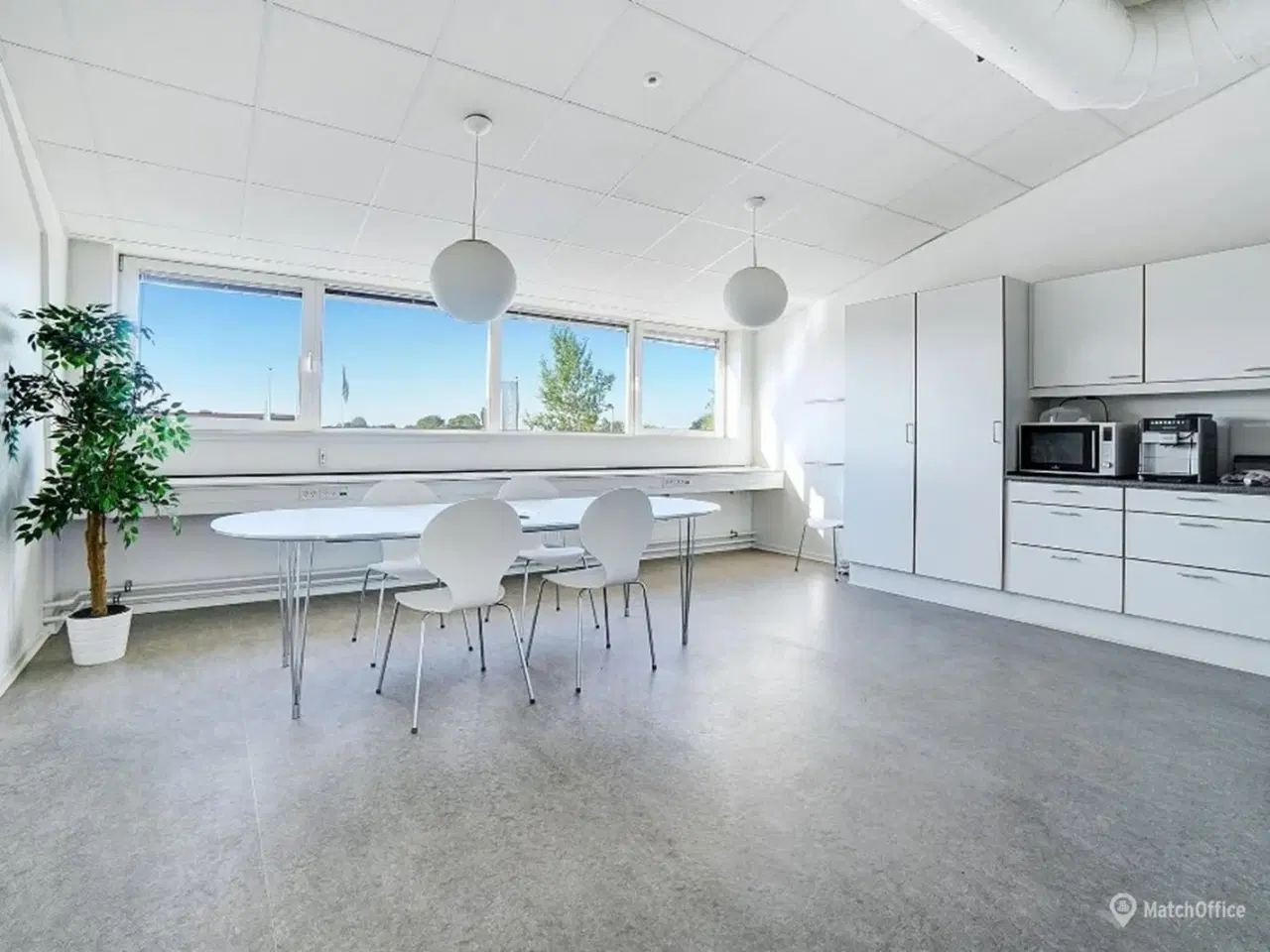 Billede 3 - Lyst og lækkert kontor