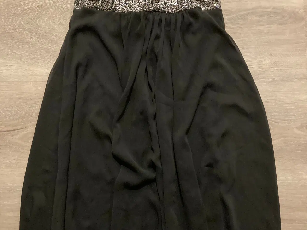 Billede 1 - Sort kjole med tyl og sølvpailletter i str. 164
