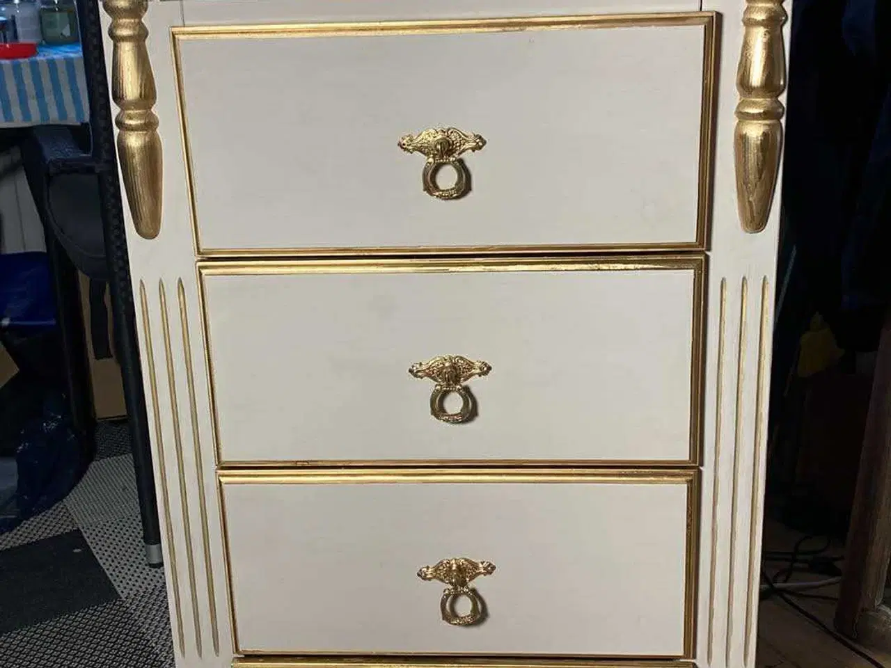 Billede 1 - Nyistandsat kommode med 5 skuffer, i Beige og guld