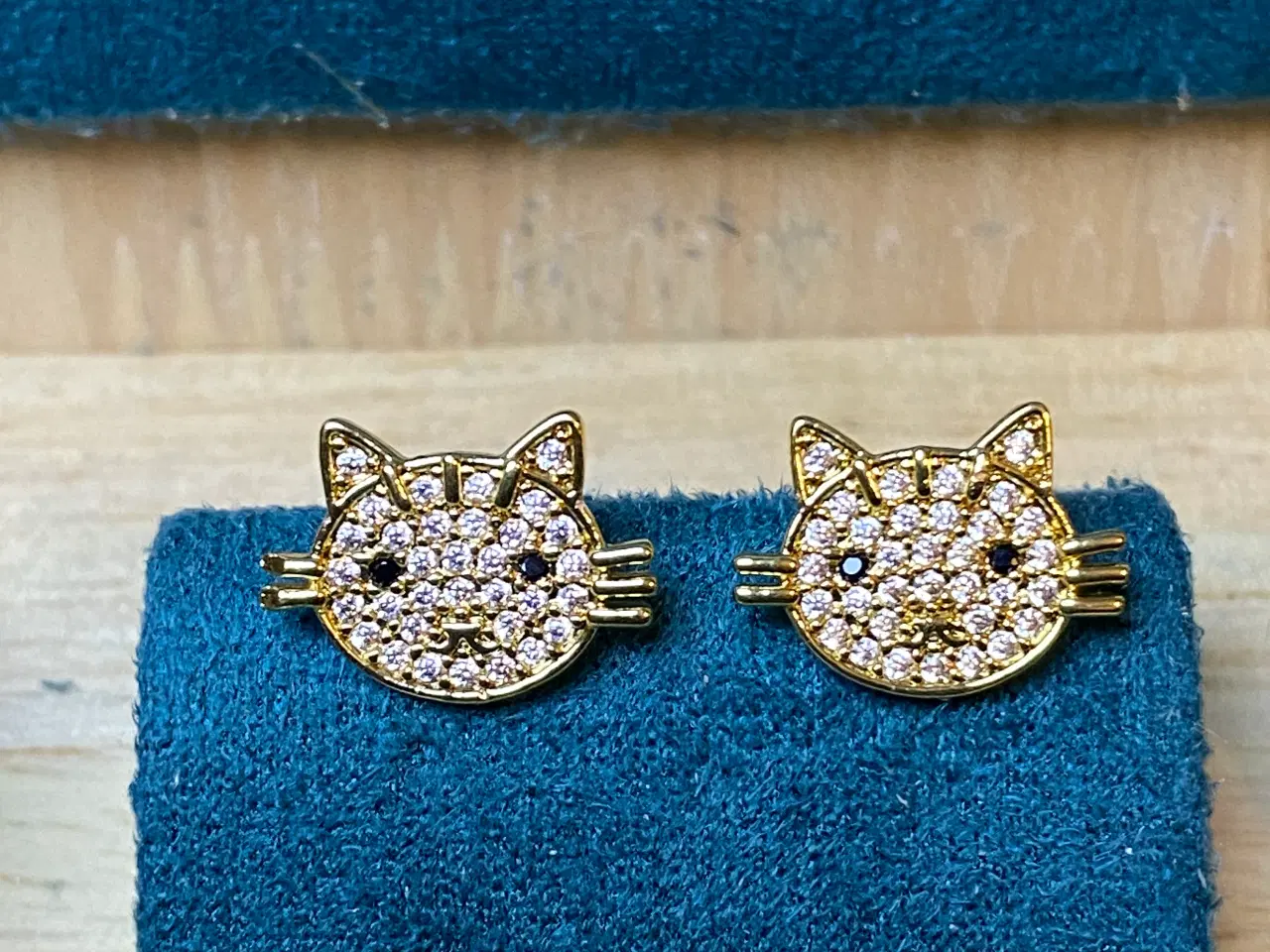 Billede 3 - 18K Guldbelagt Halskæde og Øreringe med sød killin