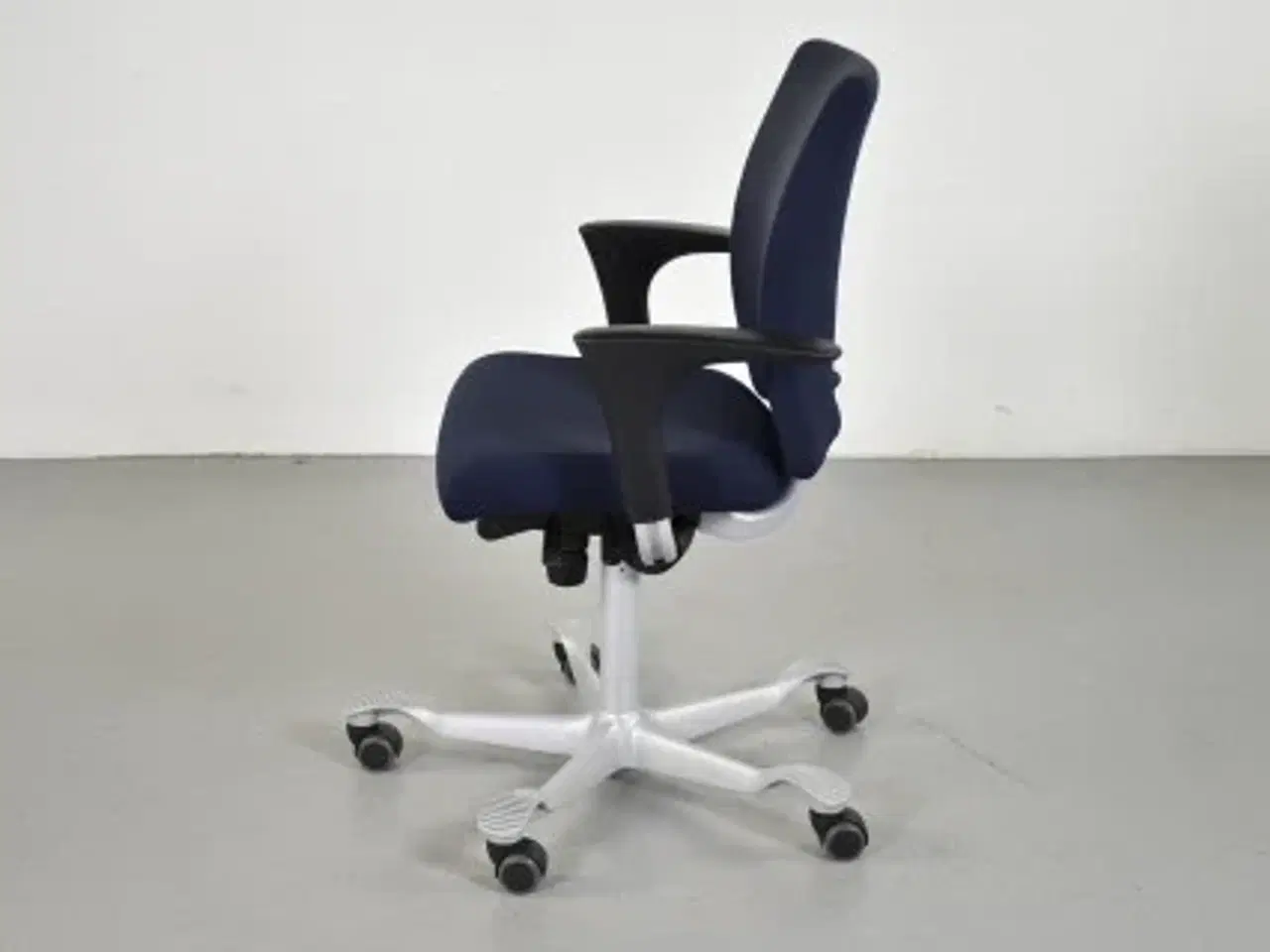 Billede 2 - Häg h04 4200 kontorstol med blåt polster, sølvgråt stel og armlæn